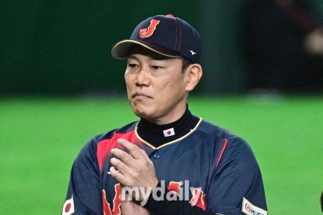 6일 일본 도쿄돔에서 열린 2026 월드 베이스볼 클래식(WBC) 조별리그 일본-대만 경기. 일본 이바타 히로카 감독이 경기 전 박수를 치고 있다./도쿄(일본)=한혁승 기자