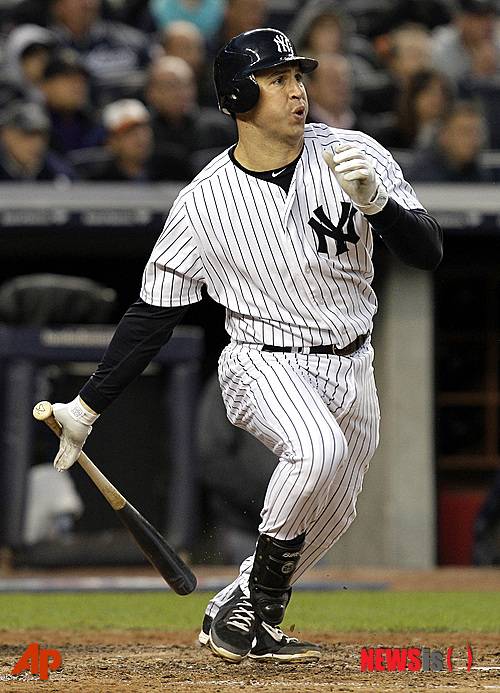 【뉴욕=AP/뉴시스】메이저리그 뉴욕 양키스의 마크 테세이라(33)는 12일(한국시간) AP통신과의 인터뷰에서 재활이 순조롭게 진행되고 있음을 알렸다. 사진은 테세이라가 지난해 10월13일 양키스타디움에서 열린 아메리칸리그(AL) 디비전시리즈 5차전에서 안타를 때려내는 모습.