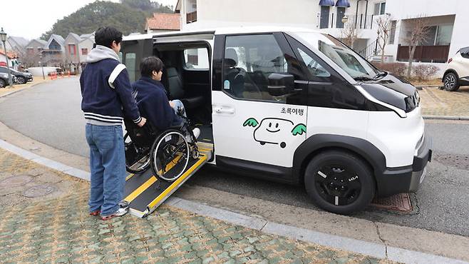 [서울=뉴시스] 초록여행 참가자가 여행을 가기 위해 PV5 WAV에 탑승하는 모습 (사진=그린라이트 제공) 2026.03.06. photo@newsis.com *재판매 및 DB 금지