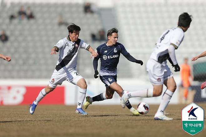 [서울=뉴시스] 프로축구 K리그2 서울 이랜드 FC의 에울레르(오른쪽), 경남FC의 조진혁. (사진=한국프로축구연맹 제공)