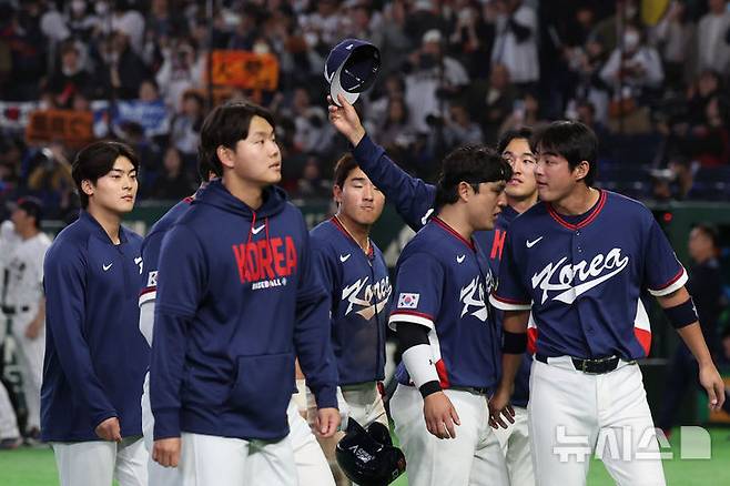 [도쿄=뉴시스] 권창회 기자 = 7일 일본 도쿄돔에서 열린 2026 WBC 조별리그 C조 2차전 한국과 일본의 경기, 8-6으로 패배한 한국선수들이 아쉬워하고 있다. 2026.03.07. kch0523@newsis.com