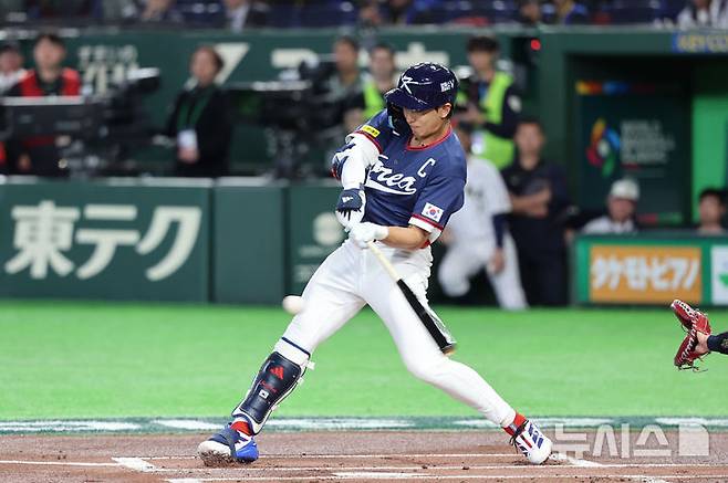 [도쿄=뉴시스] 권창회 기자 = 7일 일본 도쿄돔에서 열린 2026 WBC 조별리그 C조 2차전 한국과 일본의 경기, 1회초 무사 1, 3루 한국 이정후가 1타점 적시타를 치고 있다. 2026.03.07. kch0523@newsis.com