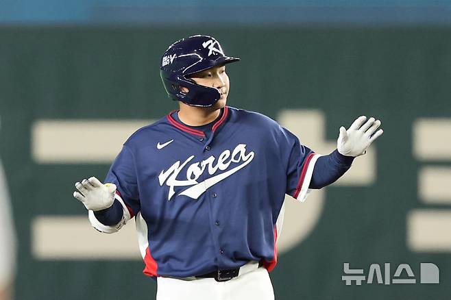 [도쿄=뉴시스] 권창회 기자 = 7일 일본 도쿄돔에서 열린 2026 WBC 조별리그 C조 2차전 한국과 일본의 경기, 1회초 2사 1, 2루 한국 문보경이 2타점 2루타를 친 뒤 세리머니 하고 있다. 2026.03.07. kch0523@newsis.com