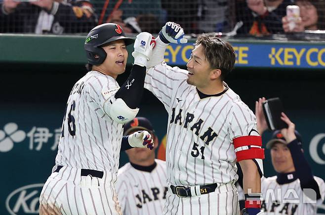 [도쿄=뉴시스] 권창회 기자 = 7일 일본 도쿄돔에서 열린 2026 WBC 조별리그 C조 2차전 한국과 일본의 경기, 3회말 1사서 일본 쇼헤이 오타니가 1점 홈런을 친 뒤 동료 축하를 받고 있다.  2026.03.07. kch0523@newsis.com