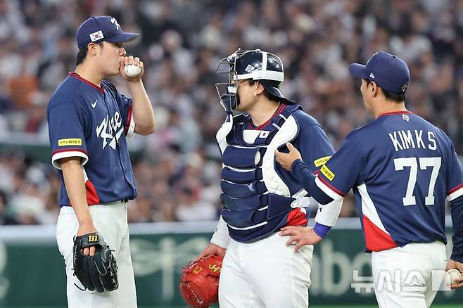 [도쿄=뉴시스] 권창회 기자 = 7일 일본 도쿄돔에서 열린 2026 WBC 조별리그 C조 2차전 한국과 일본의 경기, 7회말 2사 만루 상황 한국 김영규와 박동원이 대화하고 있다.  2026.03.07. kch0523@newsis.com