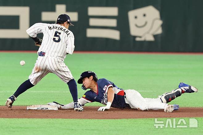 [도쿄=뉴시스] 권창회 기자 = 7일 일본 도쿄돔에서 열린 2026 WBC 조별리그 C조 2차전 한국과 일본의 경기, 8회초 선두타자 이정후가 2루타를 친 뒤 베이스로 향하고 있다. 2026.03.07. kch0523@newsis.com