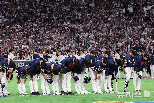 [도쿄=뉴시스] 권창회 기자 = 7일 일본 도쿄돔에서 열린 2026 WBC 조별리그 C조 2차전 한국과 일본의 경기, 8-6으로 패배한 한국선수들이 인사하고 있다. 2026.03.07. kch0523@newsis.com