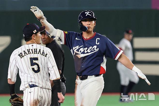 [도쿄=뉴시스] 권창회 기자 = 7일 일본 도쿄돔에서 열린 2026 WBC 조별리그 C조 2차전 한국과 일본의 경기, 8회초 선두타자 이정후가 2루타를 친 뒤 세리머니를 하고 있다. 2026.03.07. kch0523@newsis.com