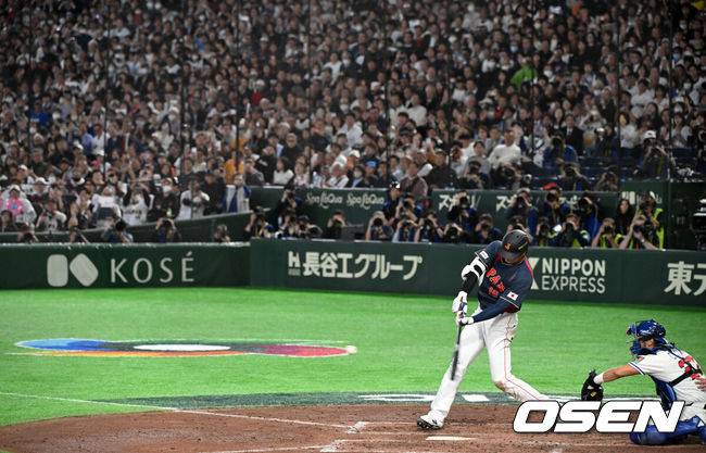 [OSEN=도쿄(일본), 손용호 기자] 6일 일본 도쿄돔에서 월드베이스볼클래식(WBC) 조별리그 C조 일본과 대만의 경기가&nbsp;열렸다.일본은 야마모토 요시노부, 대만은 쩡하오쥔을 선발로 내세웠다.4회초 무사에서 일본 오타니 쇼헤이가 타격을 하고 있다. 2026.03.06&nbsp;/spjj@osen.co.kr