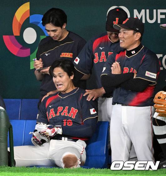 [OSEN=도쿄(일본), 손용호 기자] 6일 일본 도쿄돔에서 월드베이스볼클래식(WBC) 조별리그 C조 일본과 대만의 경기가&nbsp;열렸다.일본은 야마모토 요시노부, 대만은 쩡하오쥔을 선발로 내세웠다.2회초 1사 만루에서 일본 오타니 쇼헤이가 만루 홈런을 치고 더그아웃에서 이바타 히로카즈 감독과 인사를 나누고 있다. 2026.03.06&nbsp;/spjj@osen.co.kr