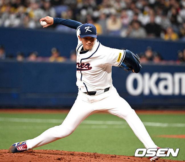 [OSEN=오사카(일본), 손용호 기자] 2일 일본 오사카 교세라돔에서 월드베이스볼클래식(WBC) 공식 연습 경기 한국 야구 대표팀과 한신 타이거스의 경기가 열렸다.우리 대표팀은 3일 같은 장소에서 오릭스 버팔로스와 연습 경기 2차전을 치른 뒤 5일 일본 도쿄돔에서 체코와 WBC 조별리그 1차전에서 격돌한다.6회초 한국 고영표가 역투하고 있다. 2026.03.02 /spjj@osen.co.kr