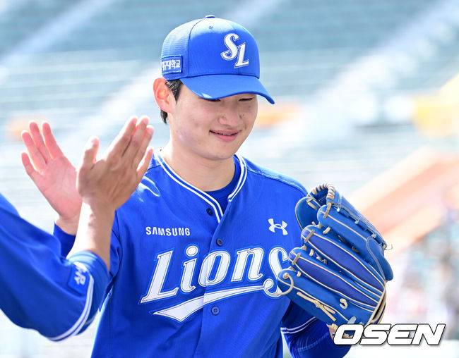 [OSEN=오키나와(일본), 최규한 기자] 프로야구 삼성 라이온즈가 28일 일본 오키나와 나하 셀룰러 스타디움에서 일본프로야구 요미우리 자이언츠와 연습경기를 펼쳤다.삼성은 요미우리를 상대로 최원태를 선발로 내세웠다.6회말 요미우리 공격을 삼자범퇴로 막아낸 삼성 투수 육선엽이 더그아웃으로 향하고 있다. 2026.02.28 / dreamer@osen.co.kr