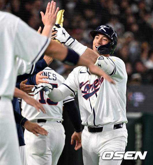 [OSEN=도쿄(일본), 손용호 기자] 5일 일본 도쿄돔에서 월드베이스볼클래식(WBC) 조별리그 C조 한국과 체코의 경기가&nbsp;열렸다.한국은 소형준, 체코는 다니엘 파디샥을 선발투수로 내세웠다.2006년 4강, 2009년 준우승을 차지한 경험이 있는 한국은 이후 3개 대회(2013년, 2017년, 2023년)에서 모두 8강 토너먼트 진출에 실패했다. 이번 대회에서는 17년 만에 본선 토너먼트 진출을 노린다.3회말 1사에서 한국 셰이 위트컴이 좌월 솔로 홈런을 치고 더그아웃에서 동료들과 환호하고 있다. 2026.03.05&nbsp;/spjj@osen.co.kr