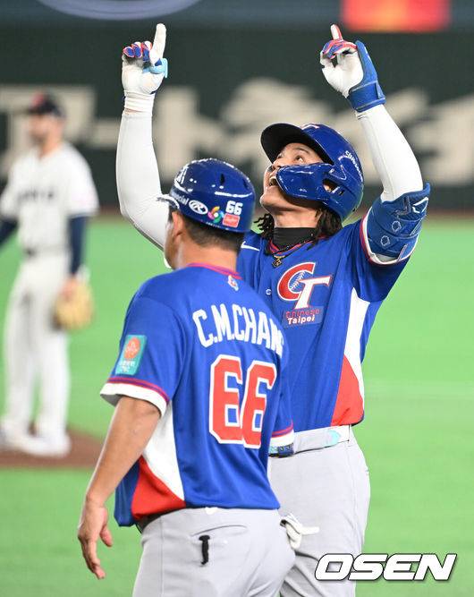 [OSEN=도쿄(일본), 손용호 기자] 7일 일본 도쿄돔에서  WBC 아시아라운드 체코와 대만의 경기가 열렸다.4회초 2사 2,3루 장위가 2타점 적시타를 치고 기뻐하고 있다. 2026.03.07&nbsp;/spjj@osen.co.kr