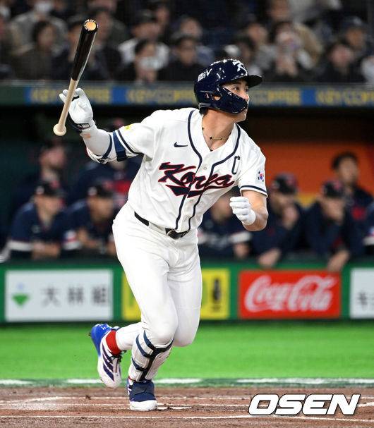 [OSEN=도쿄(일본), 손용호 기자] 5일 일본 도쿄돔에서 월드베이스볼클래식(WBC) 조별리그 C조 한국과 체코의 경기가&nbsp;열렸다.한국은 소형준, 체코는 다니엘 파디샥을 선발투수로 내세웠다.2006년 4강, 2009년 준우승을 차지한 경험이 있는 한국은 이후 3개 대회(2013년, 2017년, 2023년)에서 모두 8강 토너먼트 진출에 실패했다. 이번 대회에서는 17년 만에 본선 토너먼트 진출을 노린다.1회말 1사 1루에서 한국 이정후가 우전 안타를 치고 있다. 2026.03.05&nbsp;/spjj@osen.co.kr