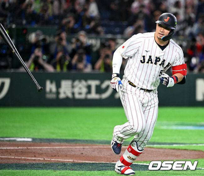 [OSEN=도쿄(일본), 손용호 기자] 7일 일본 도쿄돔에서 2026 월드베이스볼클래식(WBC) 조별리그 C조 대한민국과 일본의 경기가&nbsp;열렸다.한국은 잠수함 고영표, 일본은 좌완 기쿠치 유세이를 선발로 내세웠다. WBC에서 2006년 4강, 2009년 준우승을 차지한 한국은 이후 3개 대회(2013년, 2017년, 2023년)에서 연달아 1라운드를 통과하지 못하고 있다. 이번 대회에서는 8강 토너먼트 복귀를 목표로 대회에 임하고 있다. 지난 5일 체코와의 첫 경기에서는 11-4로 대승을 거두며 좋은 출발을 했다.&nbsp;3회말 2사에서 일본 스즈키 세이야가 역전 좌월 솔로포를 날리고 있다. 2026.03.07&nbsp;/spjj@osen.co.kr