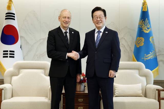 ▲이재명 대통령이 18일 서울 용산 대통령실에서 저서 '정의란 무엇인가'로 유명한 마이클 샌델 하버드 대학교 교수와 인사하고 있다. ⓒ연합뉴스