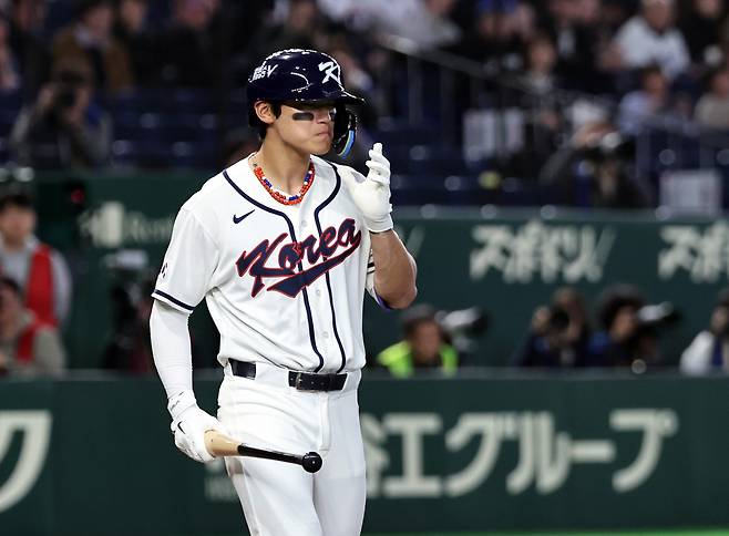 지난 5일 일본 도쿄돔에서 열린 2026 월드베이스볼클래식 C조 1차전 대한민국과 체코의 경기. 대한민국의 1회말 공격 첫타자로 나선 김도영이 볼넷으로 출루하고 있다. 뉴스1