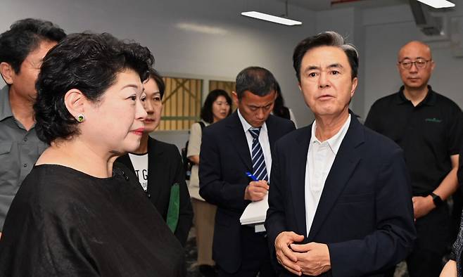 김태흠 충남지사가 6일 세계 최고 실내 수직농장(스마트팜)으로 기네스북에 오른 그린파이토&nbsp;수잔 총(Susan Chong) CEO를 만나 스마트팜 운영을 벤치마킹했다.