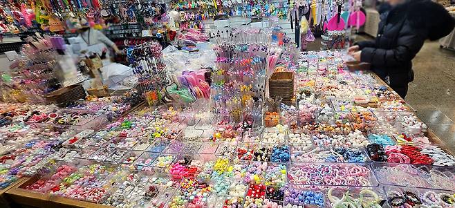 다양한 스티커와 파츠, 데코용 소품을 한 번에 구할 수 있다는 입소문이 퍼지면서 동대문에 발길이 계속되고 있다. 박윤희 기자