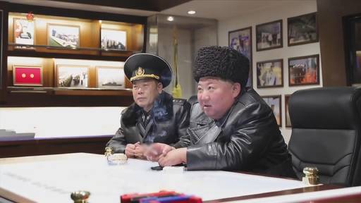 김정은 북한 국무위원장이 3~4일 취역을 앞둔 5000t급 신형 구축함 ‘최현호' 관련 설명을 듣고 있다. 조선중앙TV·뉴시스