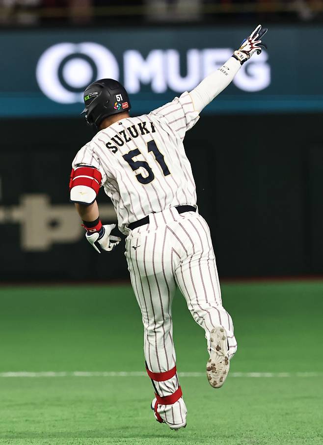 7일 일본 도쿄돔에서 열린 2026 WBC 조별리그 C조 2차전 대한민국과 일본의 경기. 1회말 1사 2루 일본 스즈키가 우중간 투런 홈런을 치고 그라운드를 돌고 있다. 연합뉴스