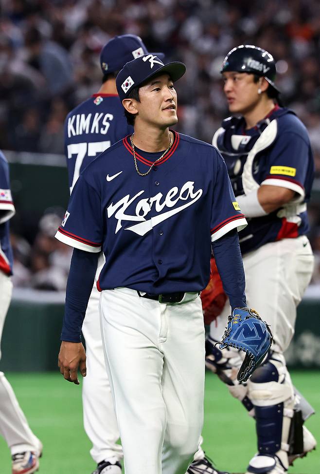 7일 오후 일본 도쿄돔에서 열린 2026 월드베이스볼클래식 C조 조별리그 대한민국과 일본의 경기. 대한민국 선발투수 고영표가 3회말 일본의 오타니, 스즈키에게 연속 홈런을 허용한 뒤 마운드를 나서고 있다. 뉴스1