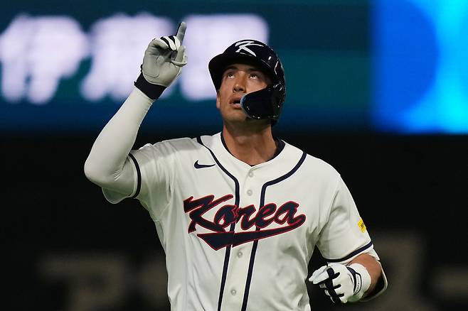 셰이 위트컴이 5일 일본 도쿄돔에서 열린 체코와의 2026 월드베이스볼클래식 조별리그 C조 1차전에서 홈런을 친 뒤 세리머니를 하고 있다.   도쿄 | AP연합뉴스