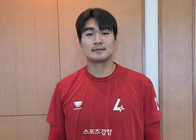 SSG 전영준이 6일 일본 미야자키 산마린 스타디움에서 인터뷰하고 있다. 미야자키 | 유새슬 기자