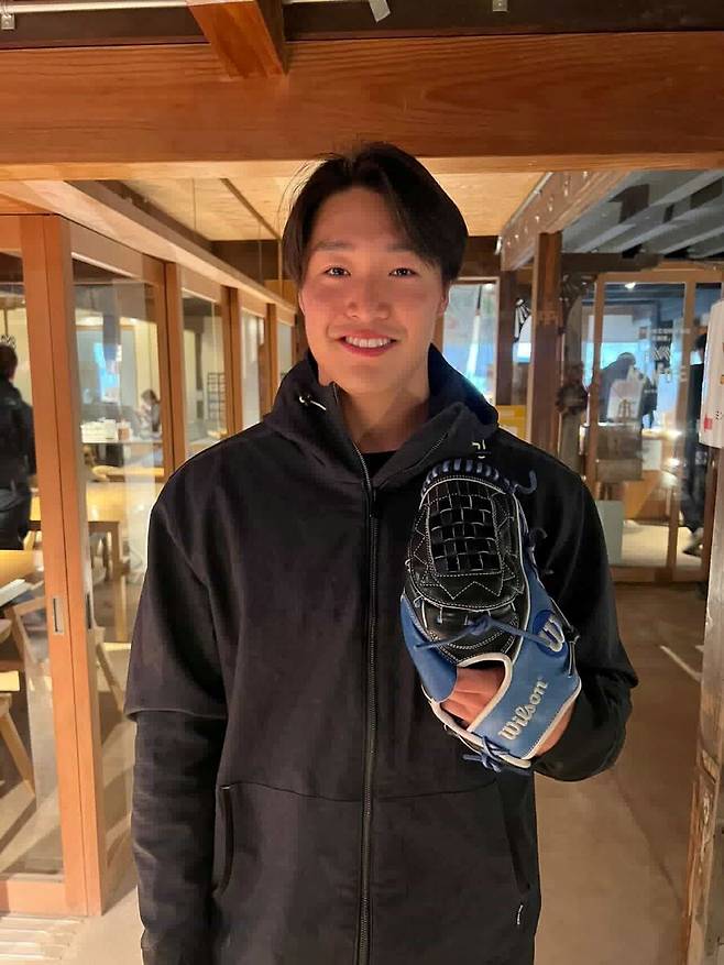 ▲ 박영현에게 선물 받은 글러브를 착용하고 스기모토에 직접 사진을 보낸 이시이 코키 ⓒKT위즈