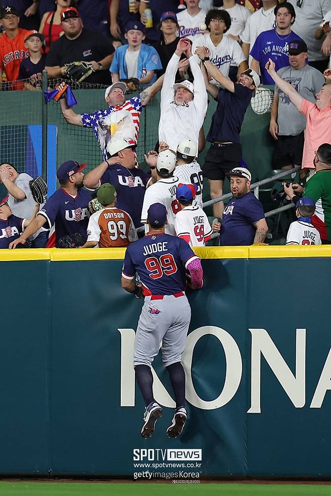 ▲ '매니 라미레스 아들' 루카스 라미레스의 홈런 타구를 지켜보는 애런 저지.