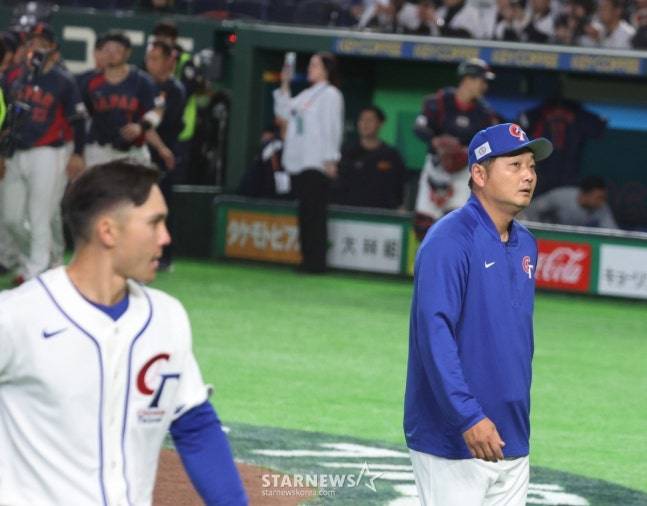 정하오쥐 감독(오른쪽)이 6일 일본전 직후 경기장을 빠져나가고 있다. /사진=강영조 선임기자