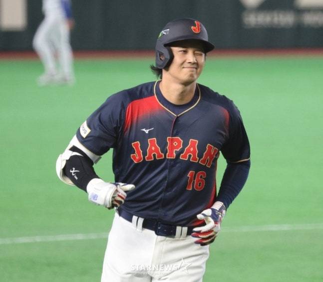 2회초 만루홈런을 치고 난 뒤 윙크를 하고 있는 오타니. /사진=강영조 선임기자