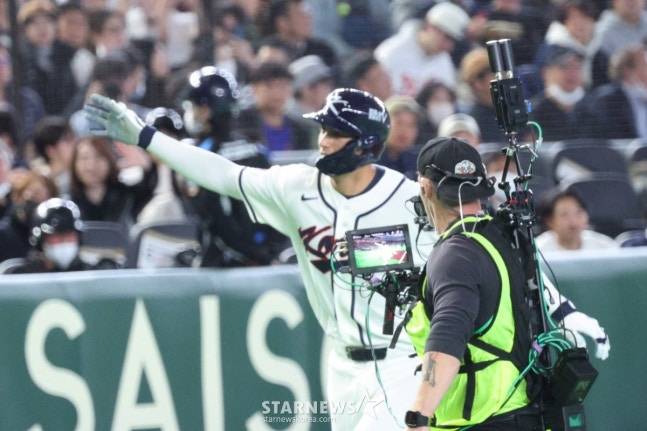 비행기 세리머니를 하고 있는 위트컴. /사진=강영조 선임기자