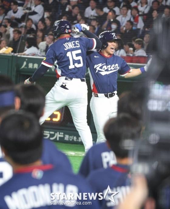 한국 9번타자 김혜성(오른쪽)이 7일 도쿄돔에서 열린 2026WBC 도쿄POOL 대한민국과 일본의 경기 4회초 1사 1루에서 동점 투런홈런을 터트린 후 홈인, 저마이 존스와 기쁨을 나누고 있다. /사진=강영조 선임기자