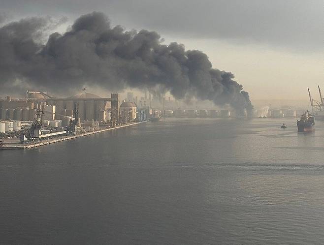 3월 2일(현지 시간) 이란의 드론 공격을 받은 사우디아라비아 라스타누라 정유시설. 뉴시스