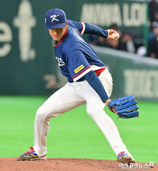 2026 월드베이스볼클래식 한국 야구대표팀 투수 고영표가 7일 일본 도쿄돔에서 열린 WBC C조 조별리그 2차전 한일전에 선발 등판해 2⅔이닝 3피안타 4실점으로 부진했다. 고영표는 3회를 다 못 마친 채 조병현에게 공을 넘겼다. 도쿄, 김한준 기자