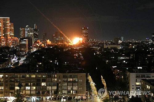 이스라엘 텔아비브 공습하는 이란 [타스=연합뉴스 자료사진. 재판매 및 DB 금지]