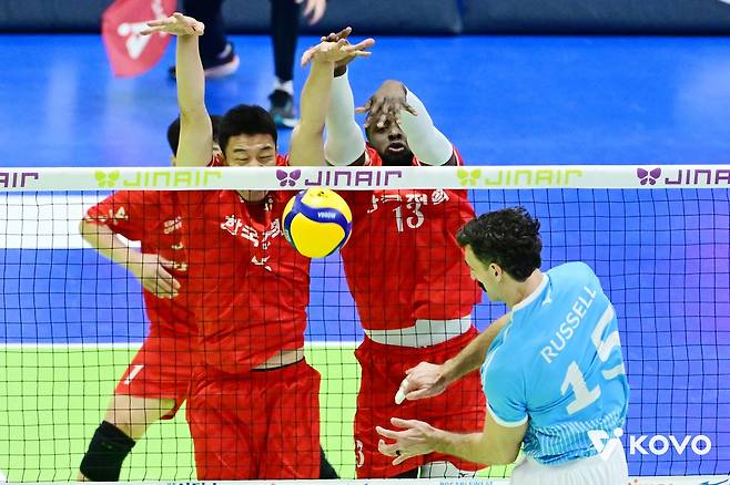 블로킹하는 한국전력의 신영석(뒷줄 왼쪽) [한국배구연맹 제공. 재판매 및 DB 금지]