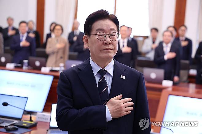 이재명 대통령, 수석보좌관회의 참석 (서울=연합뉴스) 김도훈 기자 = 이재명 대통령이 6일 청와대에서 열린 수석보좌관회의에서 국기에 경례하고 있다. 2026.3.6 superdoo82@yna.co.kr