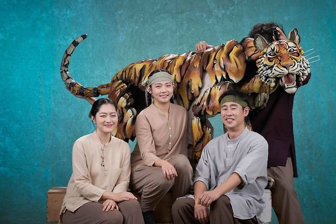 호랑이 연기하는 퍼펫티어 배우들 [에스앤코 제공. 재판매 및 DB 금지]