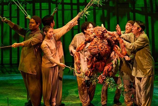 호랑이 연기하는 퍼펫티어 배우들 [에스앤코 제공. 재판매 및 DB 금지]