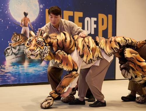 호랑이 연기하는 퍼펫티어 배우들 [에스앤코 제공. 재판매 및 DB 금지]