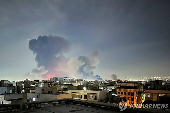 7일 이란 테헤란 도심에서 폭발 후 연기가 피어오르는 모습 [로이터=연합뉴스. 재판매 및 DB 금지]