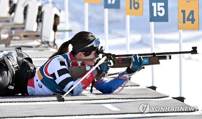 김윤지, '집중' (테세로=연합뉴스) 한종찬 기자 = 7일(현지시간) 이탈리아 테세로 크로스컨트리 스타디움에서 열린 2026 밀라노·코르티나 동계 패럴림픽 파라 바이애슬론 여자 스프린트 좌식 7.5㎞ 결선에서 김윤지가 사격하고 있다. 2026.3.7 [공동취재] saba@yna.co.kr