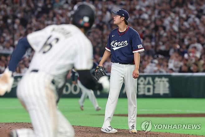 일본에 역전 허용한 김영규 (도쿄=연합뉴스) 임화영 기자 = 7일 일본 도쿄돔에서 열린 2026 월드베이스볼클래식(WBC) 조별리그 C조 2차전 대한민국과 일본의 경기.
    7회말 2사 만루 일본 요시다 마사타카에게 역전 2타점 적시타를 허용한 한국 김영규가 아쉬워하고 있다. 2026.3.7 hwayoung7@yna.co.kr