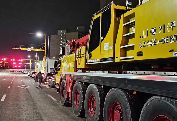 지난 6일 오전 평택시 화양지구 한 아파트 건설 현장에 서울 지역번호인 02가 적힌 차량이 세워져 있다. 2026.3.6 /김지원기자 zone@kyeongin.com