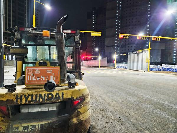 지난 6일 오전 평택시 화양지구 한 아파트 건설 현장에 충북 소속 지게차가 세워져 있다. 2026.3.6 /김지원기자 zone@kyeongin.com