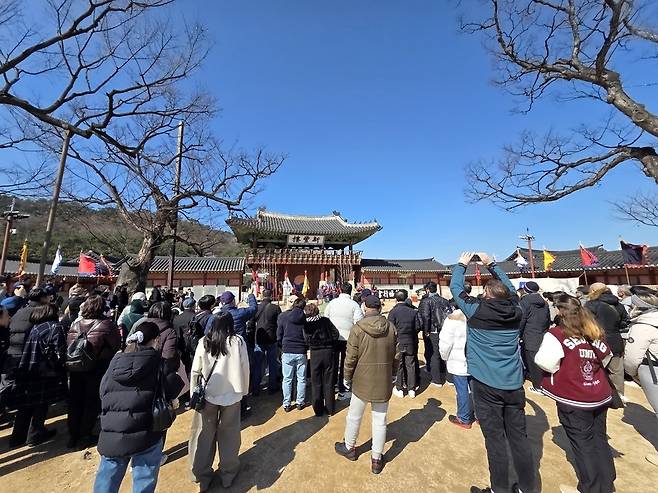 ▲ 7일 오전 11시 쌀쌀한 날씨 속에 외국인 관람객들이 사진을 촬영하며 공연을 감상하고 있다.