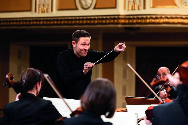 ▲&nbsp;상임지휘자 로베르토 곤잘레스 몬하스. /사진제공=경기아트센터